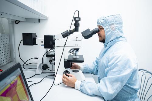 Scientists propose a method for early diagnosis of retinal diseases based on “glow” in cells